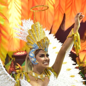 Munik Nunes representou um anjo no desfile da Colorado do Brás