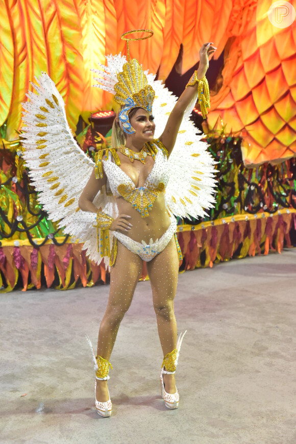 Munik Nunes representou um anjo no desfile da Colorado do Brás