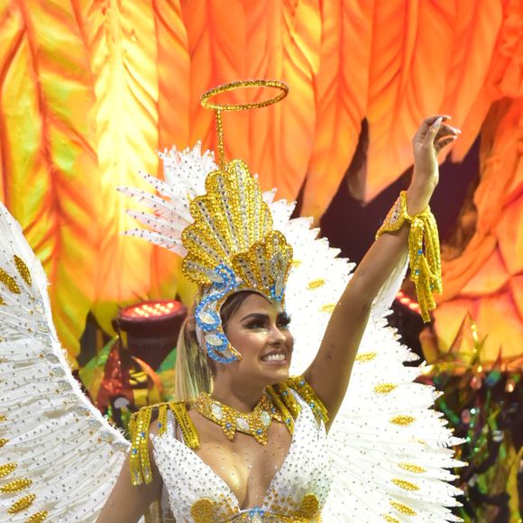 Munik Nunes representou um anjo no desfile da Colorado do Brás