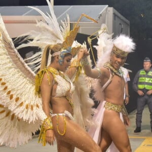 Munik Nunes comeu pizza antes de desfilar pela Colorado do Brás no carnaval de São Paulo