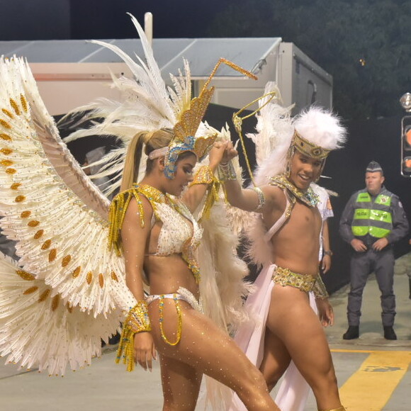 Munik Nunes comeu pizza antes de desfilar pela Colorado do Brás no carnaval de São Paulo