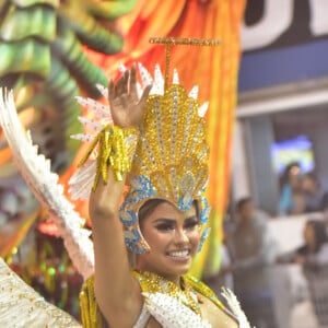 Munik Nunes usou fantasia com 8 mil cristais para o desfile da Colorado do Brás