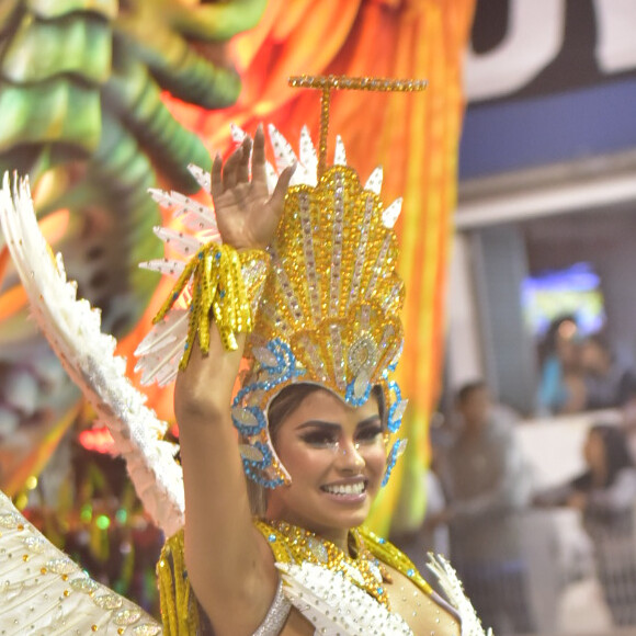 Munik Nunes usou fantasia com 8 mil cristais para o desfile da Colorado do Brás
