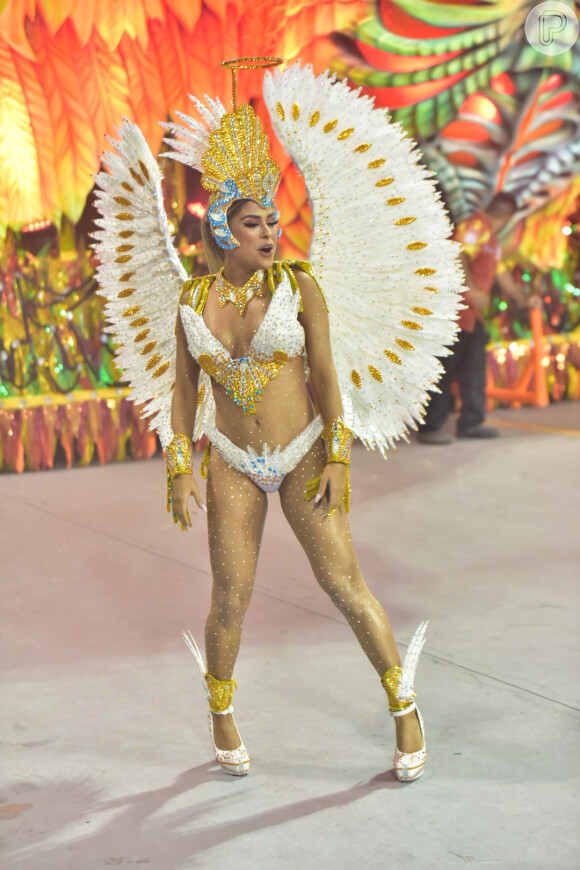 Munik Nunes representou um anjo no desfile da Colorado do Brás, neste sábado de carnaval, 22 de fevereiro de 2020