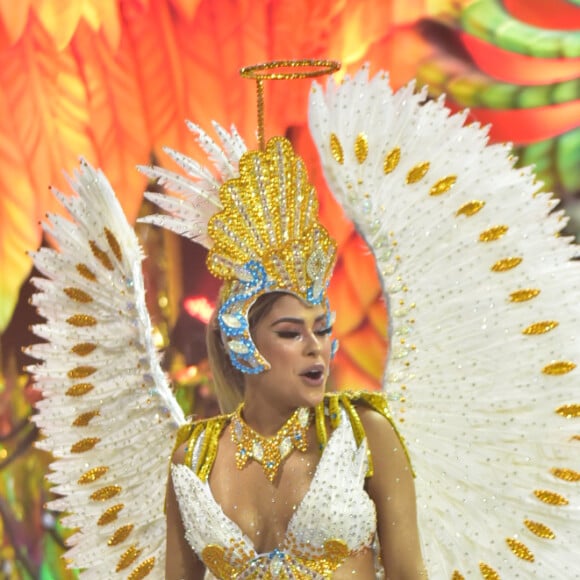 Munik Nunes representou um anjo no desfile da Colorado do Brás, neste sábado de carnaval, 22 de fevereiro de 2020