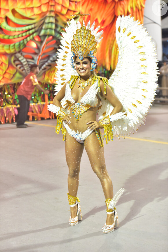 Munik Nunes estreou no carnaval de São Paulo usando fantasia avaliada em R$ 30 mil