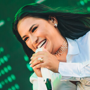 Simone usa decote e gargatilha personalizada em show em Recife, em 23 de fevereiro de 2020