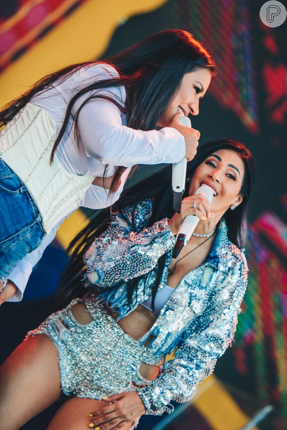 Simone usa decote e Simara aposta em brilho para show na Carvalheira da Ladeira, em Recife