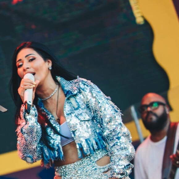 Simone se divertiu ao aprender gesto em libras com tradutora durante show