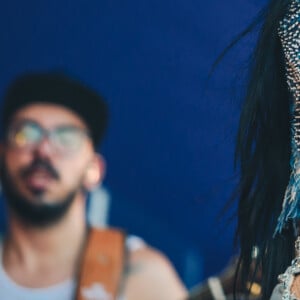 Simaria elege jeans e brilho para show em Recife
