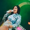 Simaria usa jaqueta glow em show no Recife