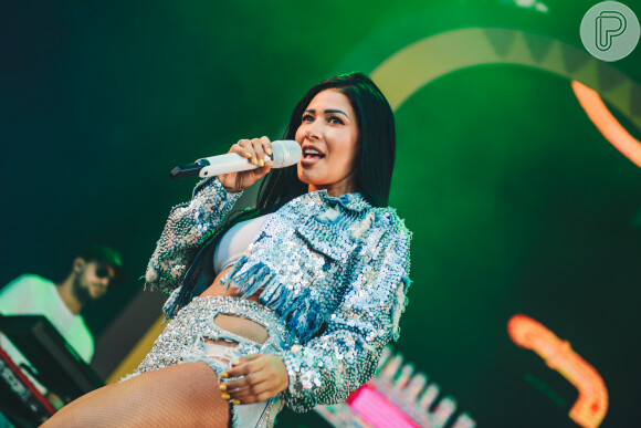 Simaria usa jaqueta glow em show no Recife