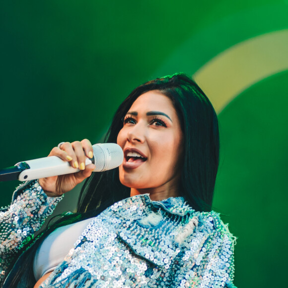 Simaria usa jaqueta glow em show no Recife