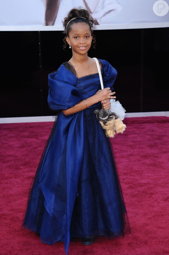 Quvenzhané Wallis usou vestido longo e sua inseparável bolsa de cachorro na cerimônia do Oscar 2013