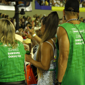 Viviane Araújo ganhou a companhia do novo namorado em noite de desfiles na Sapucaí