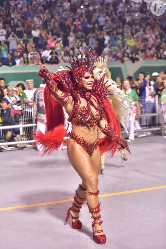 Viviane Araújo brilhou no Carnaval de São Paulo como rainha de bateria da Mancha Verde