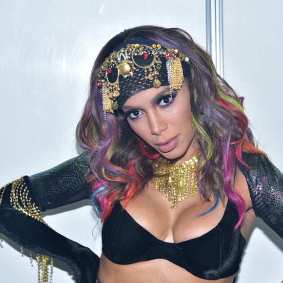 Anitta surgiu com cabelo colorido e look decotado como um lagarto em camarote na Sapucaí