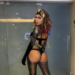 Anitta vestiu um look Colcci com franjas e detalhes holográficos