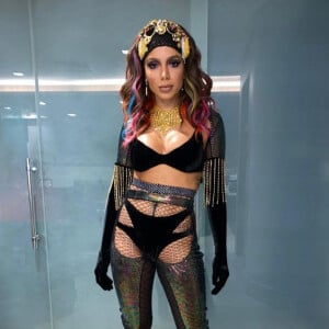 Look de Anitta para show em camarote atraiu os flashs nos bastidores