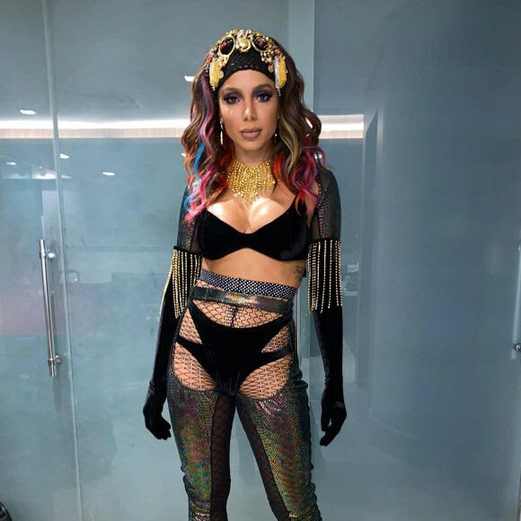 Look de Anitta para show em camarote atraiu os flashs nos bastidores