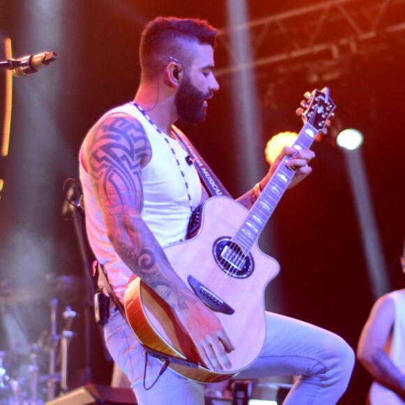 Look de Gusttavo Lima chamou atenção em show na Bahia