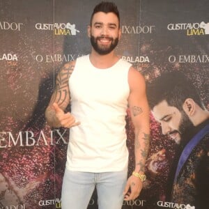 Gusttavo Lima usou tênis de cores diferentes em show em Salvador, na Bahia