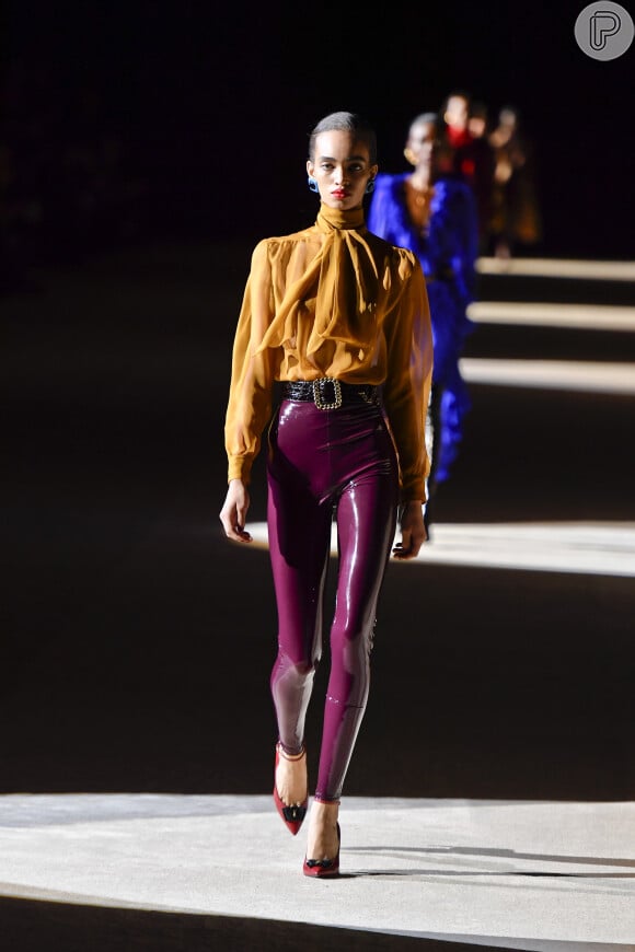 Cores e sensualidade: grife Saint Laurent aposta em calças bem justas de látex em composições elegantes