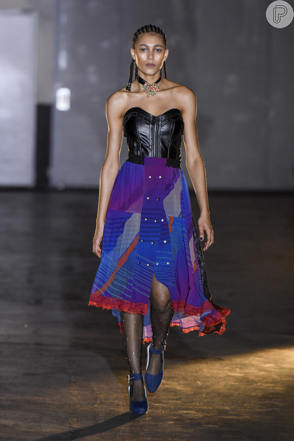 Moda inverno da Koche tem corset de couro preto combinando com saia em cores: destaque para os tons de roxo, azul e vermelho