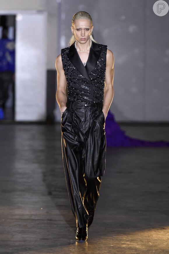 A moda da Koche traz looks genderless em couro, com peças em silhuetas marcadas