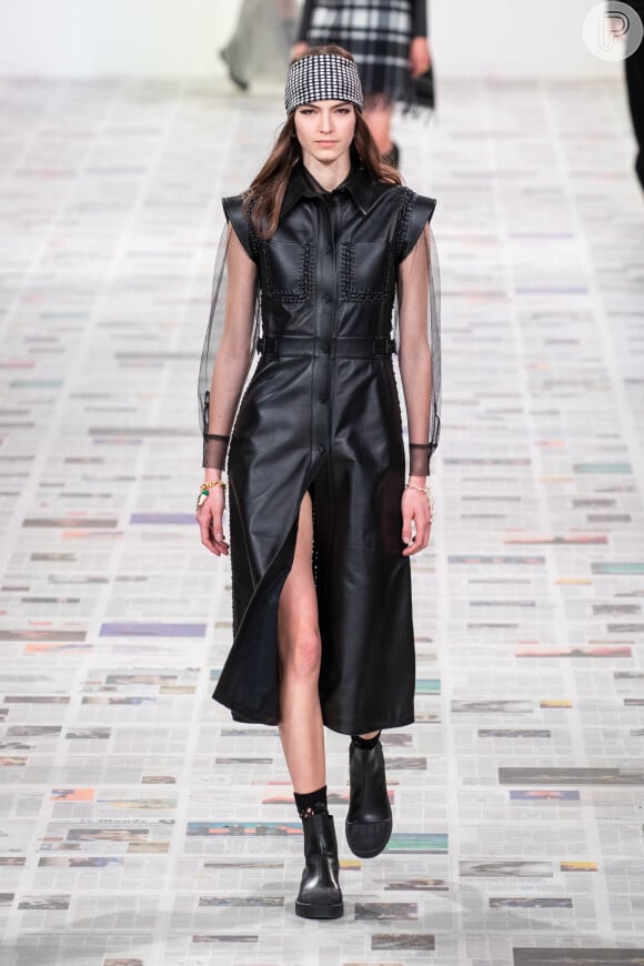 Vestido na moda de inverno da Dior: o couro predomina na peça e a transparência nas mangas dão leveza ao look. Detalhe da abertura da saia, que traz sensualidade na medida