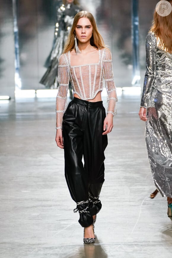 Moda da Ingie também aposta na textura do couro nas calças soltinhas e equilibra com blusa estilo corset, trend do momento entre as fashionistas