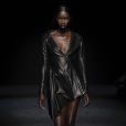 Moda outono/inverno 2020: vestidos assimétricos de couro com bota cano longo são destaques na coleção da Mugler na semana de moda de Paris