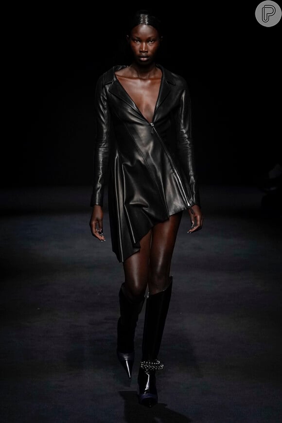 Moda outono/inverno 2020: vestidos assimétricos de couro com bota cano longo são destaques na coleção da Mugler na semana de moda de Paris