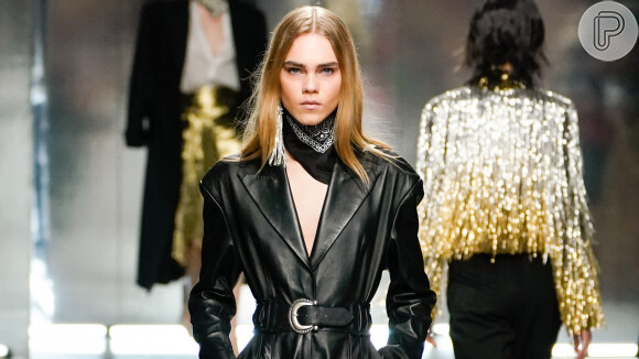 Moda de inverno na semana de moda de Paris traz couro e látex em looks