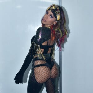 Anitta rebateu seguidora que reclamou por estar com bumbum de fora no Carnaval