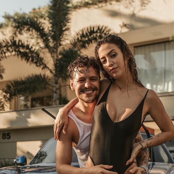 Fim do casamento de Saulo Poncio e Gabi Brandt é comentado pelo pai do cantor: 'Casaram-se muito cedo, afim de esquecerem seu passado ao invés de construírem um futuro familiar'