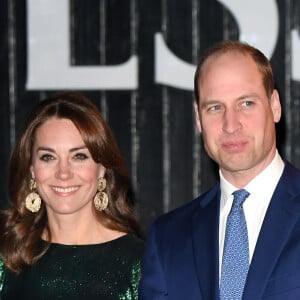 Kate Middleton usou dois vestidos verdes de modelos diferentes na Irlanda