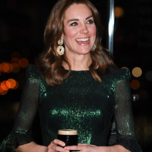 Kate Middleton não bebeu a cerveja oferecida para ela em evento na Irlanda, levantando rumores de gravidez