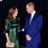 Kate Middleton, de vestido verde com brilho, se diverte em conversa com o marido, Príncipe William