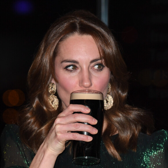 Kate Middleton só bebe espuma de cerveja e atitude faz fãs suspeitarem de gravidez