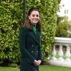 Kate Middleton se protegeu do frio com casaco verde, criando um look tom sobre tom