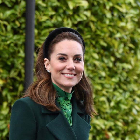 Kate Middleton se protegeu do frio com casaco verde, criando um look tom sobre tom