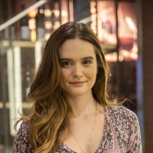 Na novela 'Salve-se Quem Puder', Luna (Juliana Paiva) tenta acalmar Úrsula (Aline Dias): 'Acho melhor a gente conversar lá fora'