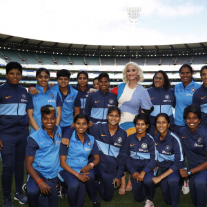 Katy Perry se reúne com time feminino na final da Copa do Mundo T20 Feminina da ICC contra a Índia no Dia Internacional da Mulher