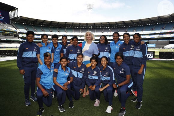 Katy Perry se reúne com time feminino na final da Copa do Mundo T20 Feminina da ICC contra a Índia no Dia Internacional da Mulher
