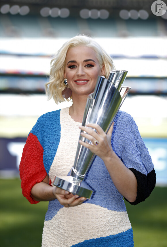 Katy Perry faz foto com troféu da Copa do Mundo T20 Feminina