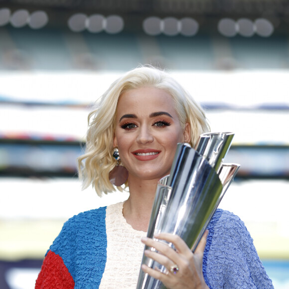 Katy Perry faz foto com troféu da Copa do Mundo T20 Feminina