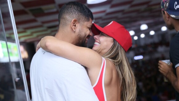 Segue o Carnaval! Viviane Araújo beija o namorado e samba muito no Salgueiro