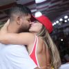 Viviane Araújo e o namorado trocaram muitos beijos na quadra do Salgueiro