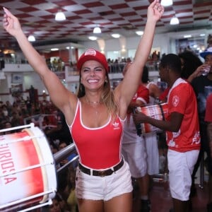 Viviane Araújo é rainha de bateria do Salgueiro